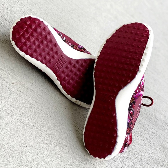 RARE FIND Nike Women’s Rejuvenate Floral Print Sneakers - Picture 6 of 6